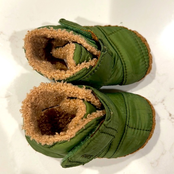Toms Baby Boot, size 4. Sherpa lined with Velcro closure. Excellent condition - Picture 1 of 3